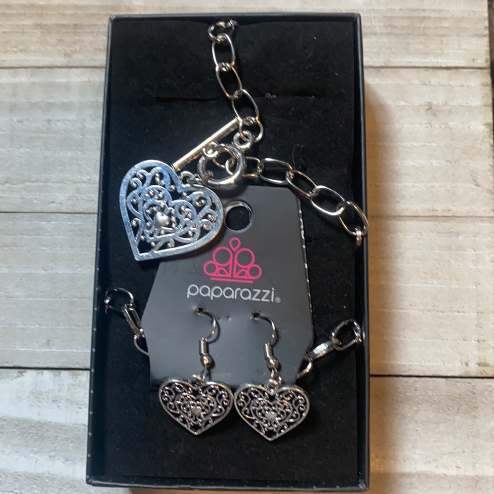 Paparazzi matching necklace and earring set